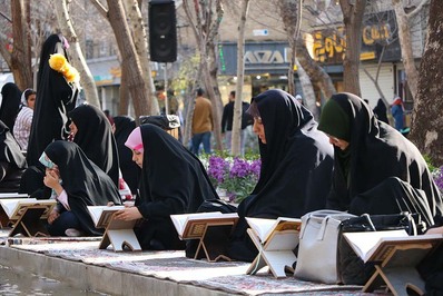 جزء‌خوانی قرآن کریم در چهارباغ اصفهان در حال برگزاری است