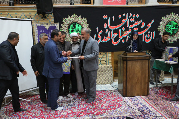 تجلیل از خادمان و برگزار کنندگان مراسم عصر عاشورا « یوم الحسین ع»
