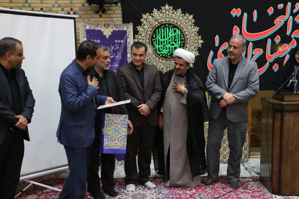 تجلیل از خادمان و برگزار کنندگان مراسم عصر عاشورا « یوم الحسین ع»