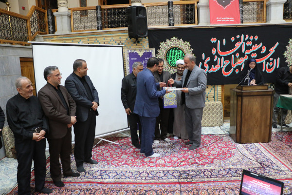 تجلیل از خادمان و برگزار کنندگان مراسم عصر عاشورا « یوم الحسین ع»