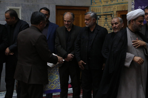 تجلیل از خادمان و برگزار کنندگان مراسم عصر عاشورا « یوم الحسین ع»