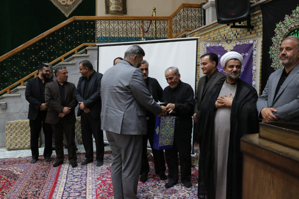 تجلیل از خادمان و برگزار کنندگان مراسم عصر عاشورا « یوم الحسین ع»