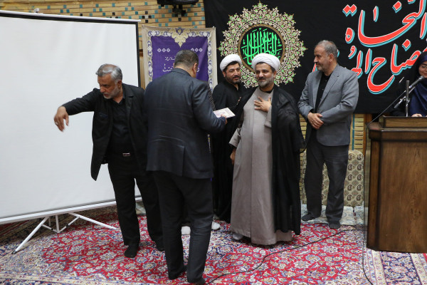 تجلیل از خادمان و برگزار کنندگان مراسم عصر عاشورا « یوم الحسین ع»