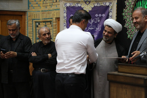 تجلیل از خادمان و برگزار کنندگان مراسم عصر عاشورا « یوم الحسین ع»