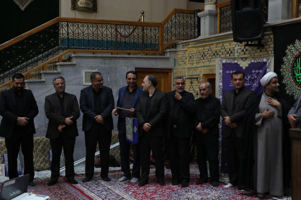 تجلیل از خادمان و برگزار کنندگان مراسم عصر عاشورا « یوم الحسین ع»
