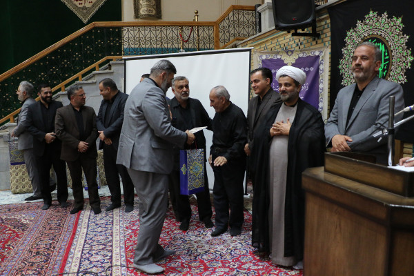 تجلیل از خادمان و برگزار کنندگان مراسم عصر عاشورا « یوم الحسین ع»
