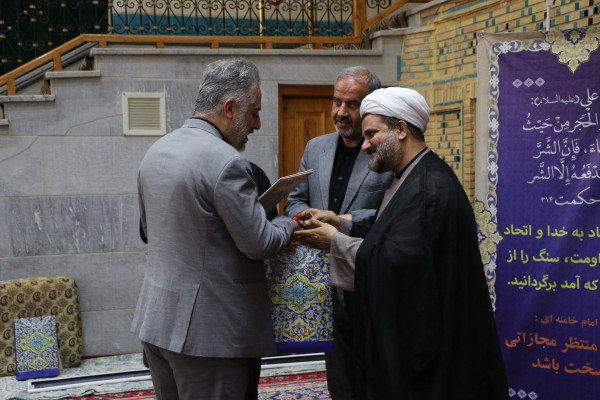 تجلیل از خادمان و برگزار کنندگان مراسم عصر عاشورا « یوم الحسین ع»